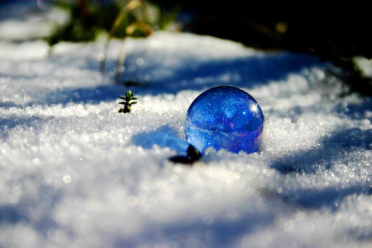 christmas bubble 2 - Anna Stier - Click to enlarge