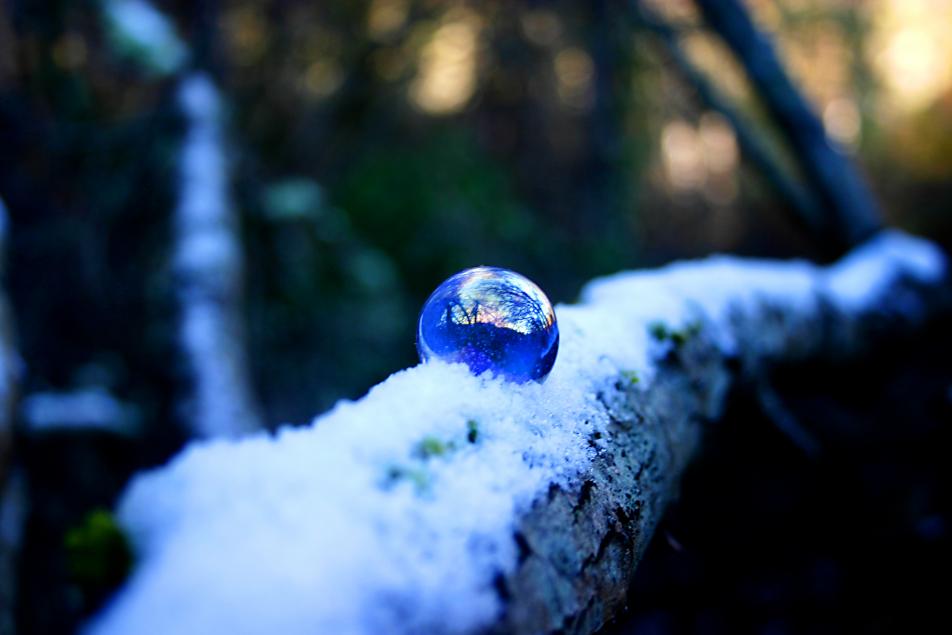 christmas bubble 3 - Anna Stier - Click to enlarge