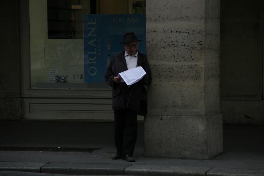 Man read paper - Maria-Anna van Driel - Click to enlarge