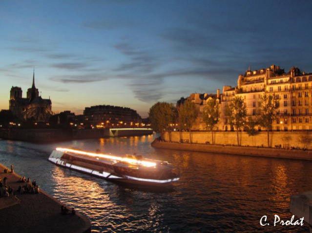 Bateaux éclairant les quais - Caroline Prolat - Click to enlarge