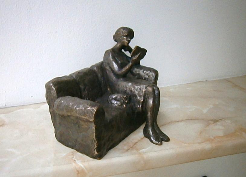 Girl reading a book - Nikola Litchkov - Click to enlarge