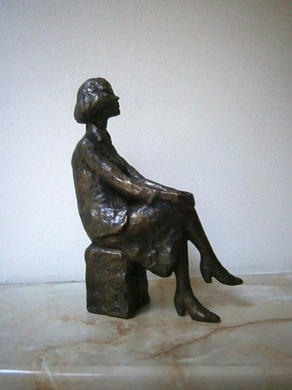Girl with hands on knees - Nikola Litchkov - Click to enlarge