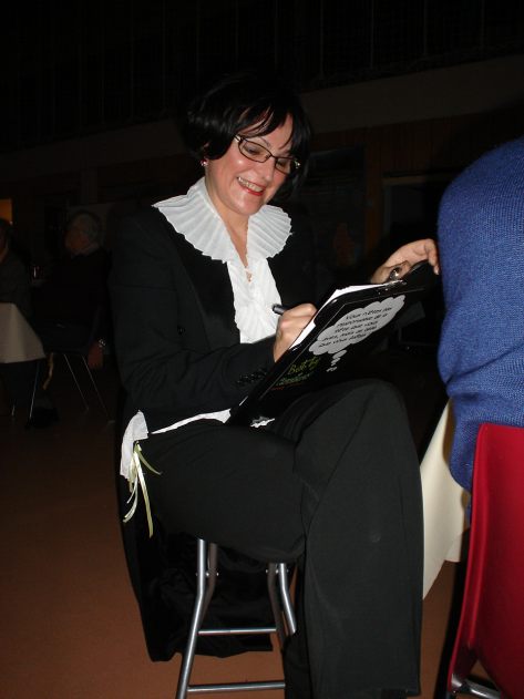 Betty dessine en queue-de-pie - Betty