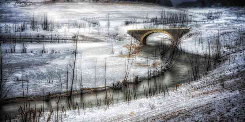 Le vieux pont dans la neige - Alain Gaymard - Cliquer pour afficher en grand