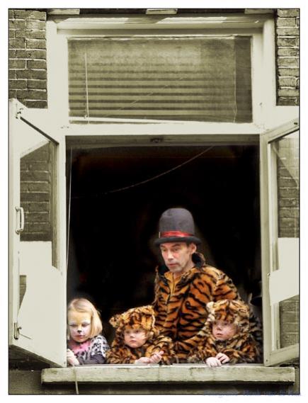 Watching the Parade - Henk van de Kaa