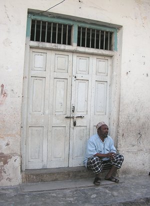 Porte blanche, homme noir - Anne Bertino